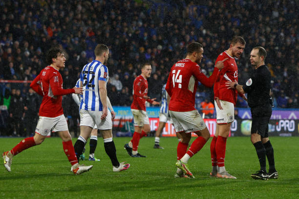 背后却有着 背后却有着